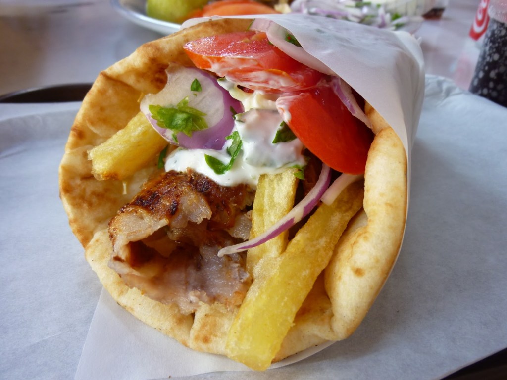 Πίττα με σουβλάκι από όλα, χωρίς&nbsp;κρεμμύδι